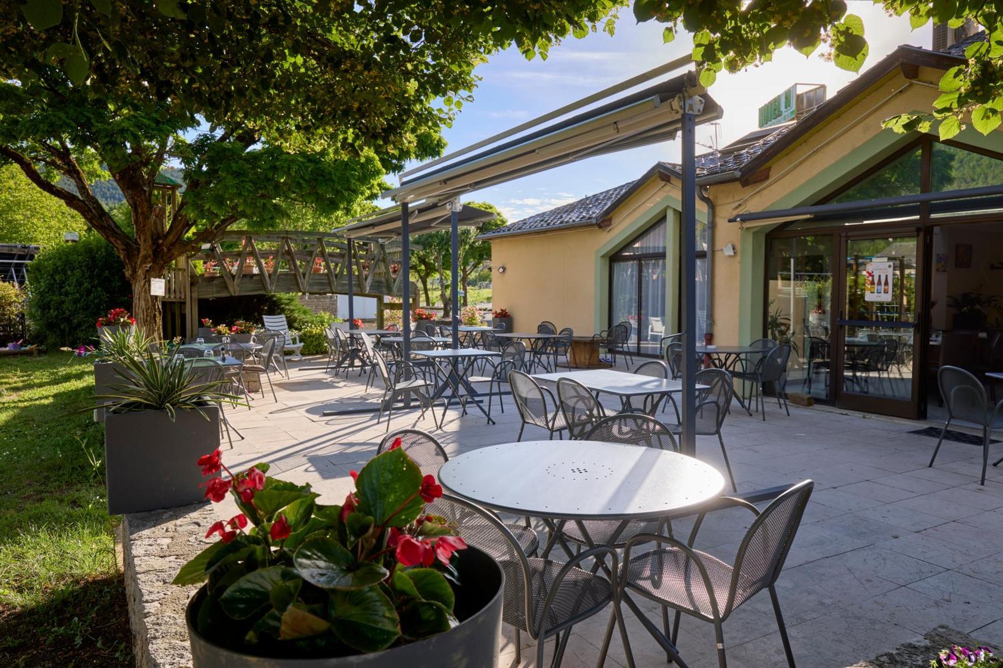 Hotel-Restaurant Le Calice Du Gevaudan - A75 Banassac Exterior photo